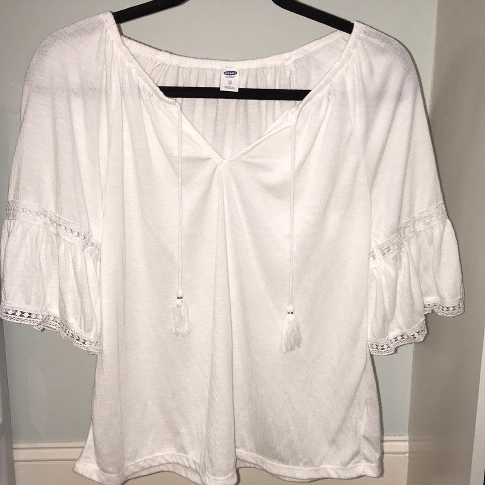 VERY CUTE XS old navy white blouse